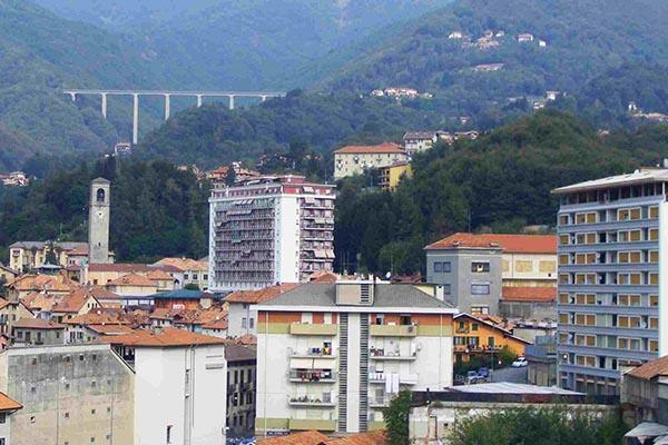Gli spacca la testa con una mazza