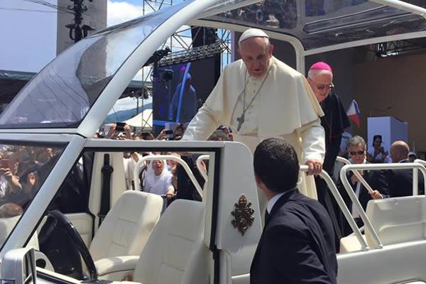 In centinaia per il Papa