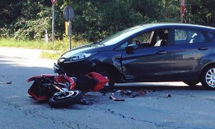 Moto contro auto, un ferito grave