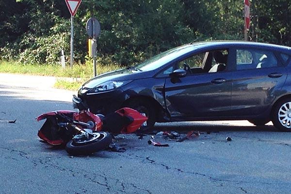 Moto contro auto, un ferito grave