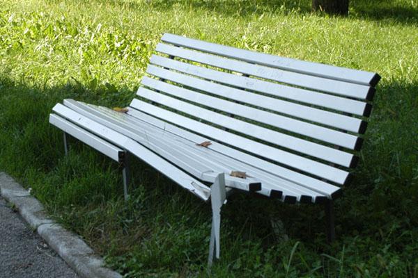 Muore a 51 anni sulla panchina dei giardini