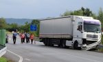 Muore schiacciato dal suo camion