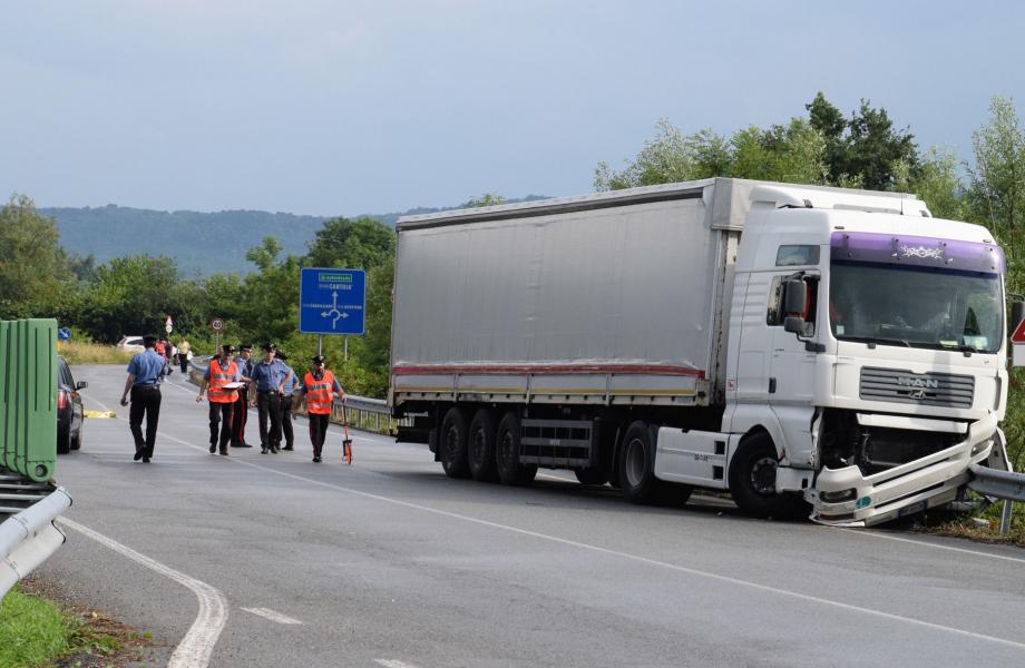 Muore schiacciato dal suo camion