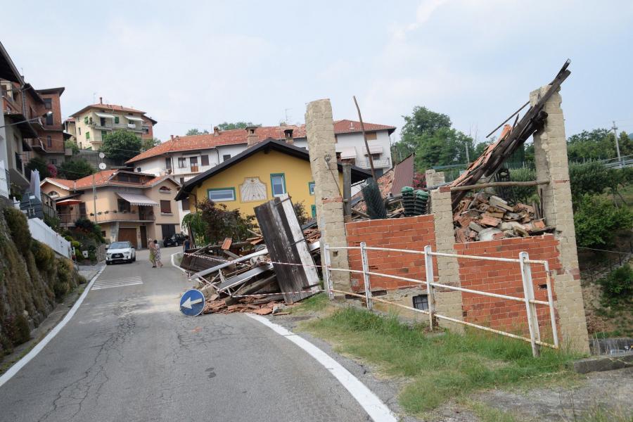 Camion distrugge una casa