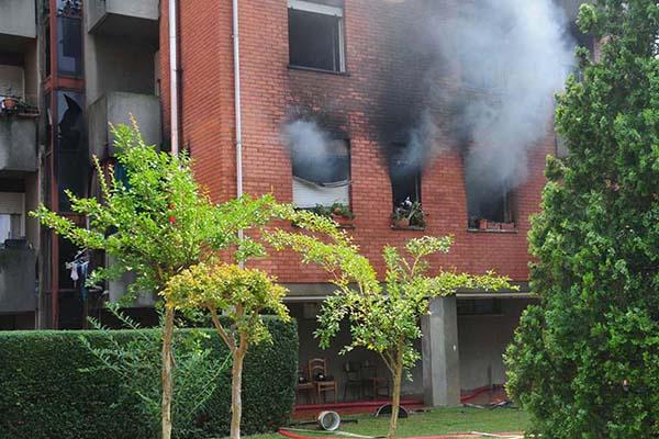 Dà fuoco al palazzo: 11 feriti, un disperso