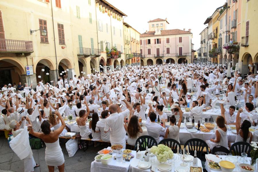 In 1700 al Piazzo per la Cena in Bianco