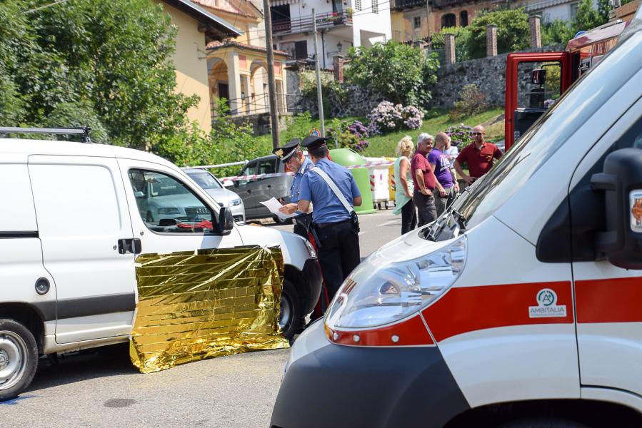 Muore schiacciato dal suo furgone