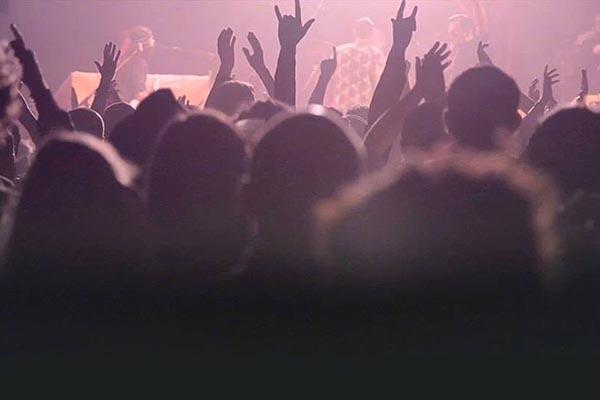 Si torna a ballare, riaprono sale e discoteche ma all’aperto