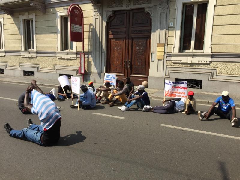 Via Repubblica bloccata dai migranti