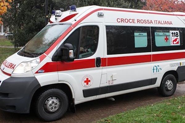 Dorzano, auto fuori strada, conducente in gravi condizioni