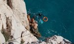 Guida alpina biellese presta aiuto a due bagnanti