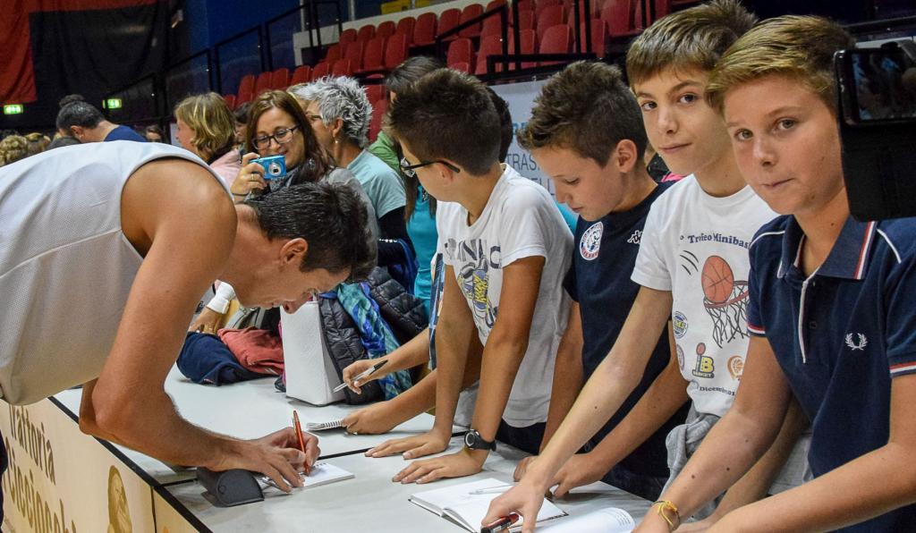 L’abbraccio dei tifosi alla nuova Angelico: in 500 all’open day al Forum