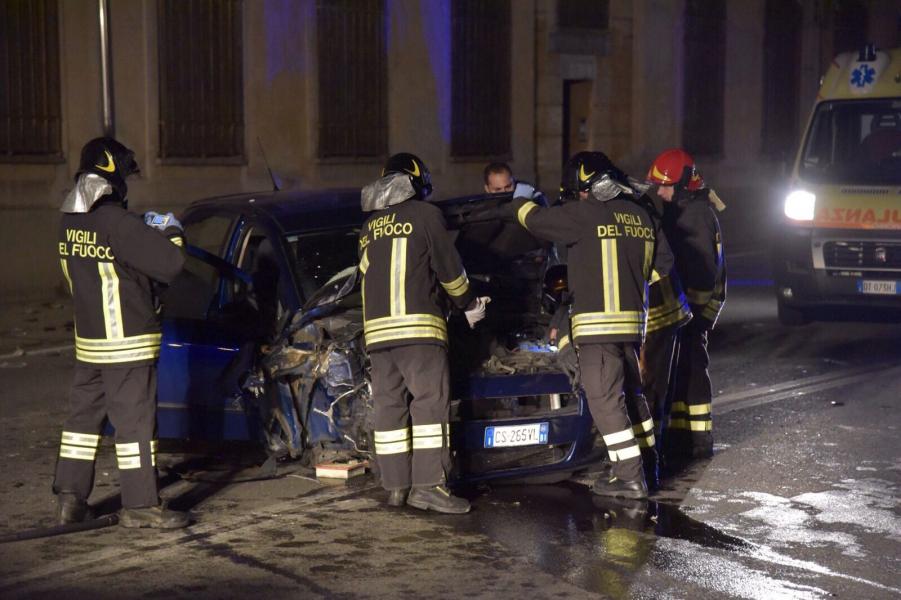 Abbatte un palo con l’auto