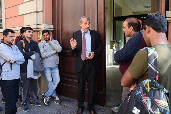 In Prefettura si presentano altri 3 pakistani