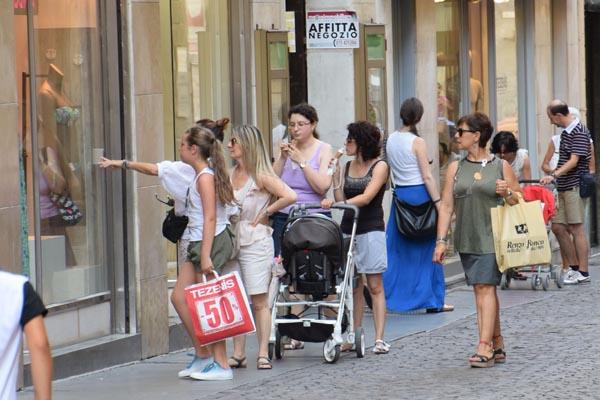Le strappano i soldi dalle mani