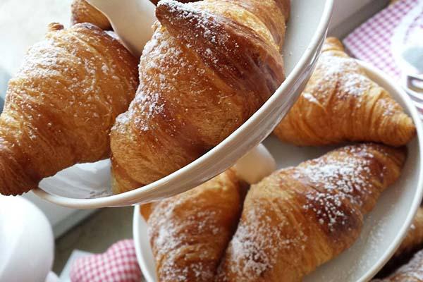 Titolari di panetterie nei guai per i croissant surgelati