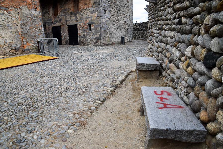 Vandali al Ricetto di Candelo
