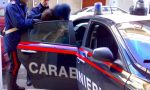 Aggredisce barista e carabinieri