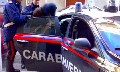 Aggredisce barista e carabinieri