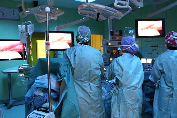 Ingoia ovuli di droga per sfuggire ai controlli. Ma rischia la vita: operato d’urgenza