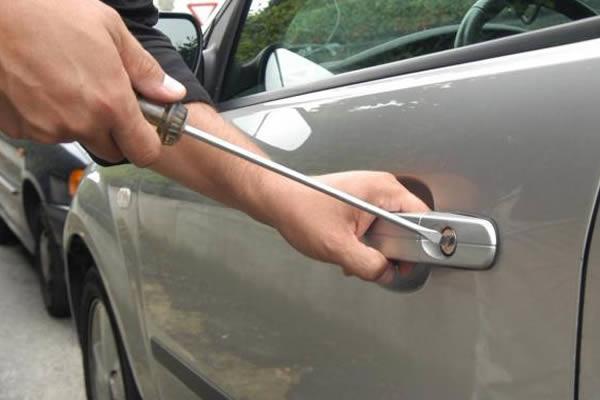 Rubavano telefoni e tablet sulle auto: presi