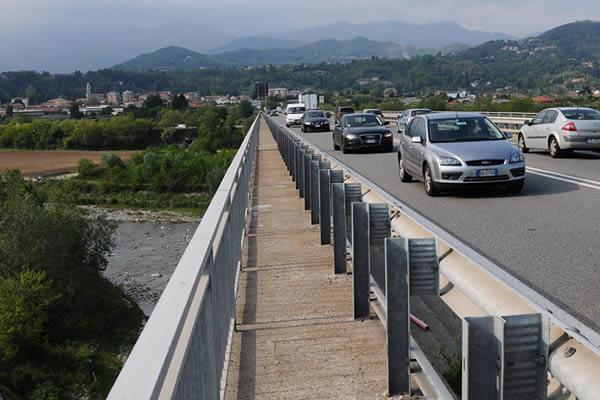Si getta dal ponte della tangenziale