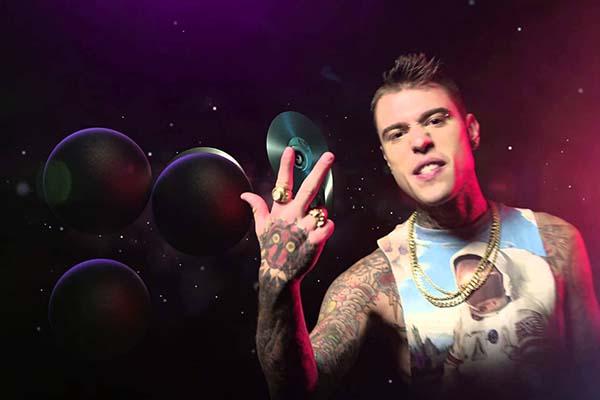 Dj set con Fedez, l’arrivo del rapper “scuote” Biella