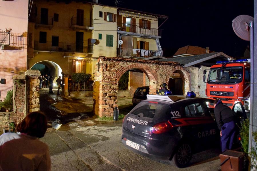 Fiamme in un alloggio, soccorso il proprietario
