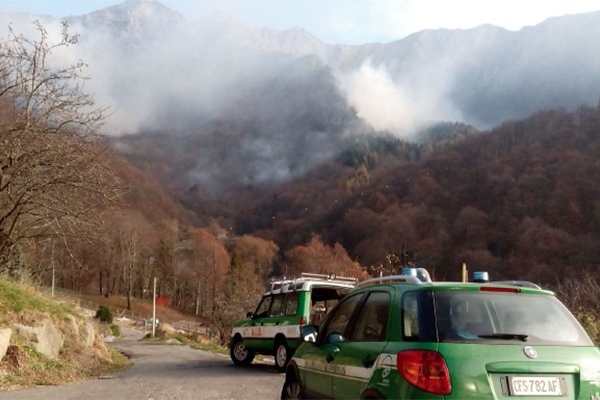 Il Biellese a fuoco, caccia ai piromani