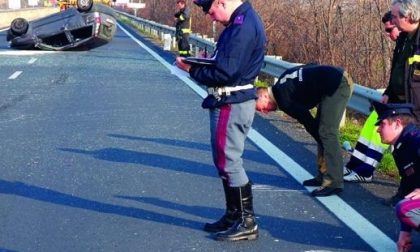 Imbocca la superstrada al contrario e causa un incidente