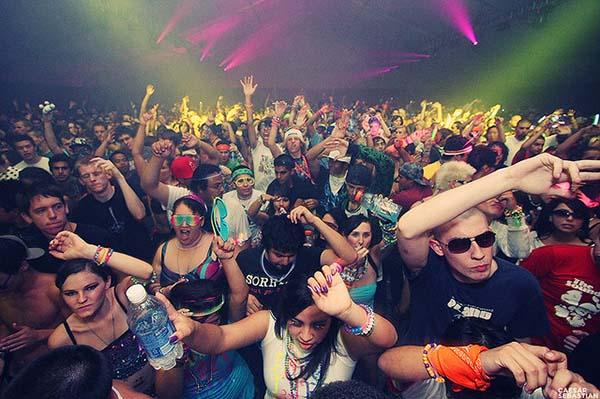 Mille per il rave nella filatura abbandonata