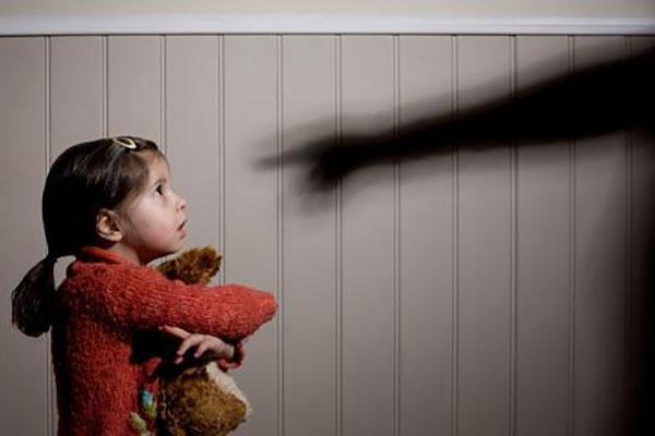 Picchiava la figlia per i brutti voti