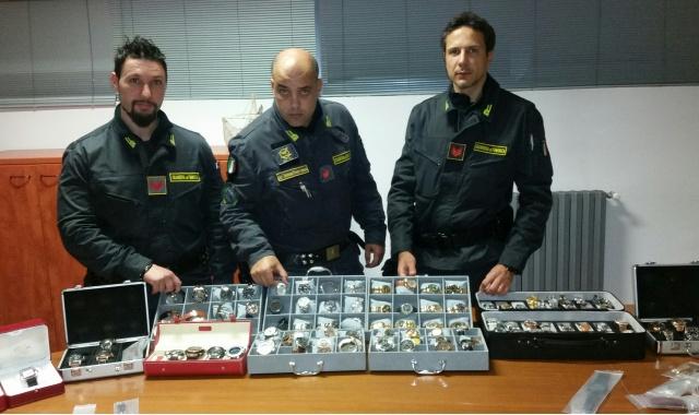 Trovato con 152 orologi falsi