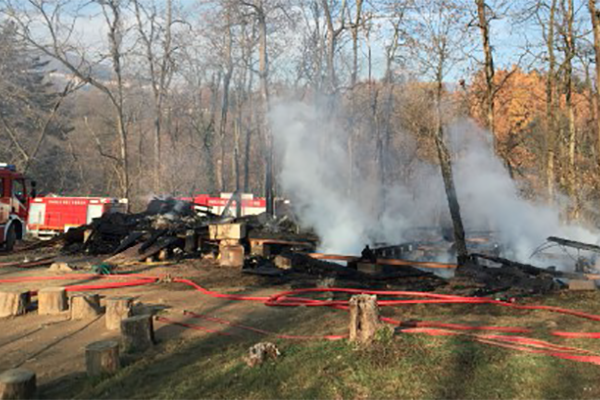 A fuoco l’ex sede degli alpini di Bioglio