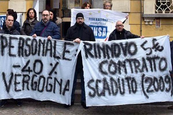 Gli impiegati giudiziali in piazza