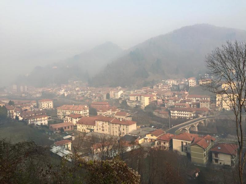 «Qui, dove tutto ha ormai lo stesso odore di fumo»