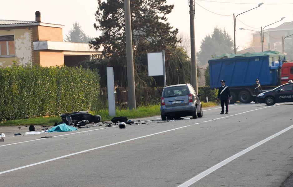 Scuterista muore in un frontale