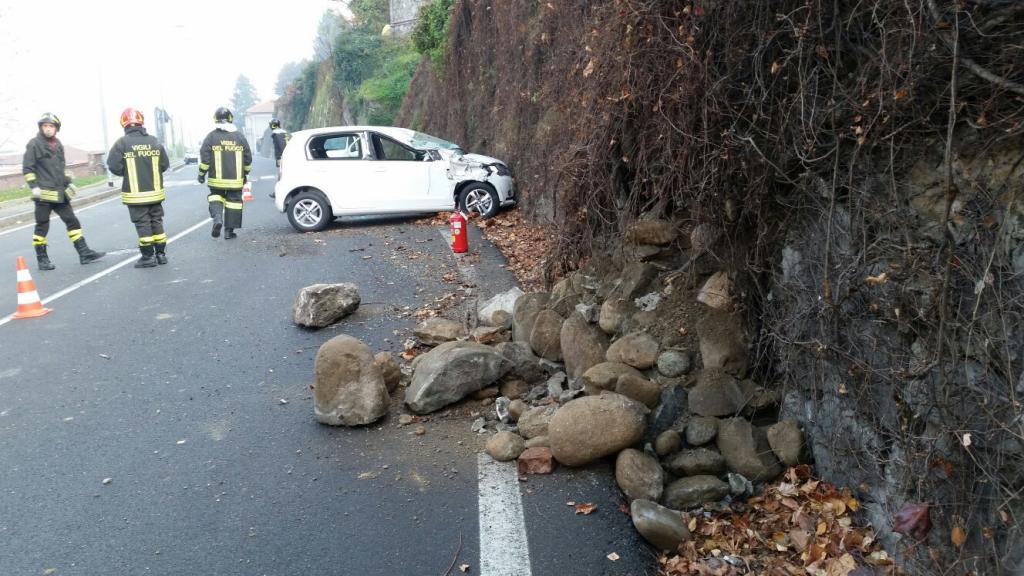 Si schianta da sola contro un muraglione