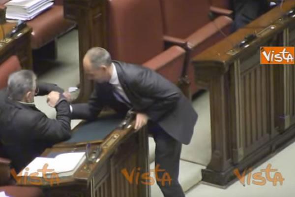 Simonetti (Lega Nord Biella) fa braccio di ferro alla Camera con Bossi