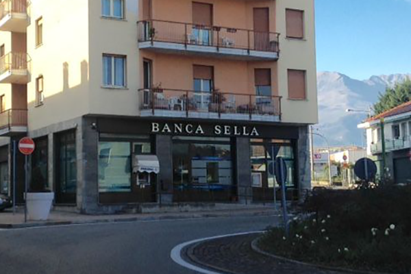 Tentano di rapinarlo al  bancomat