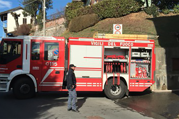 Cerca di spegnere il fuoco, resta ustionato