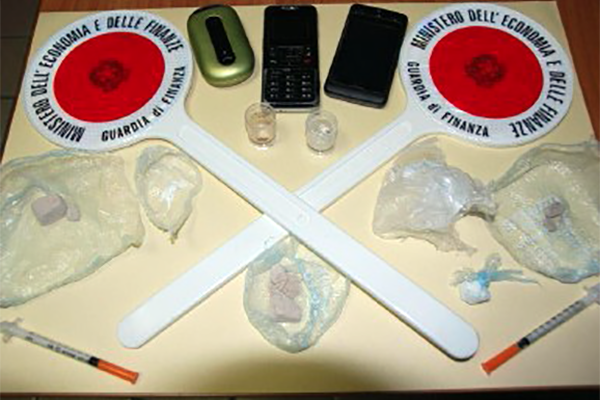 Eroina e cocaina nascoste nell’intestino