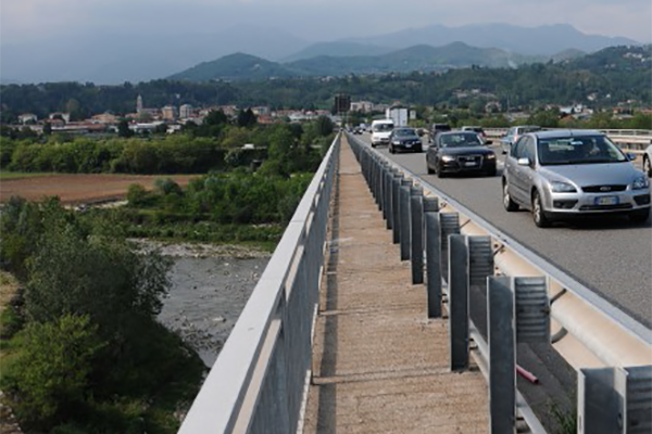 Finanzieri sventano un altro suicidio sul ponte della tangenziale