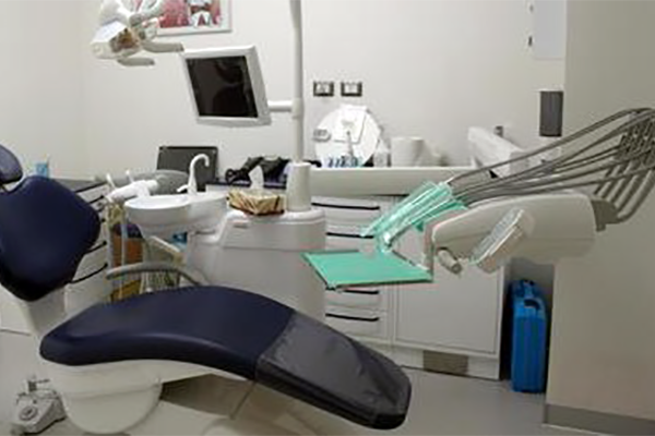 Finto dentista effettuava interventi e prescriveva farmaci