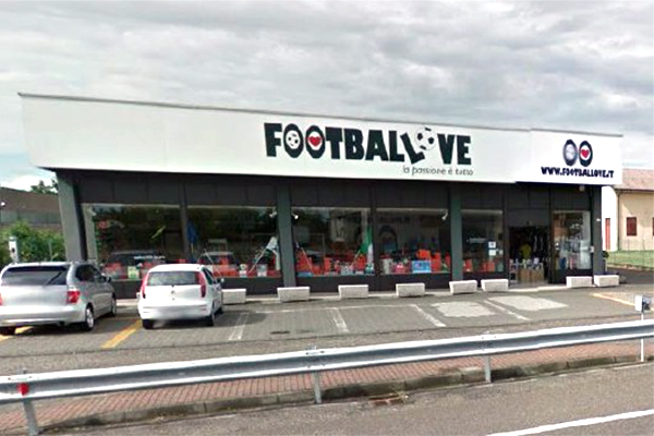 Maxi-furto al Footballove