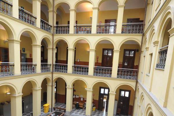 Toccava gli studenti nelle parti intime