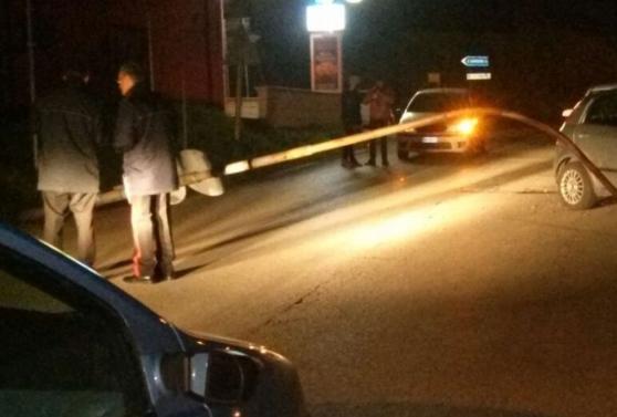 Abbatte con l’auto un palo della luce