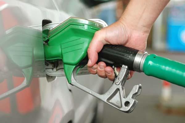 Copre le targhe dell’auto per far benzina a scrocco al distributore