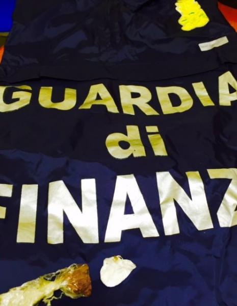 Aveva la droga nella borsa