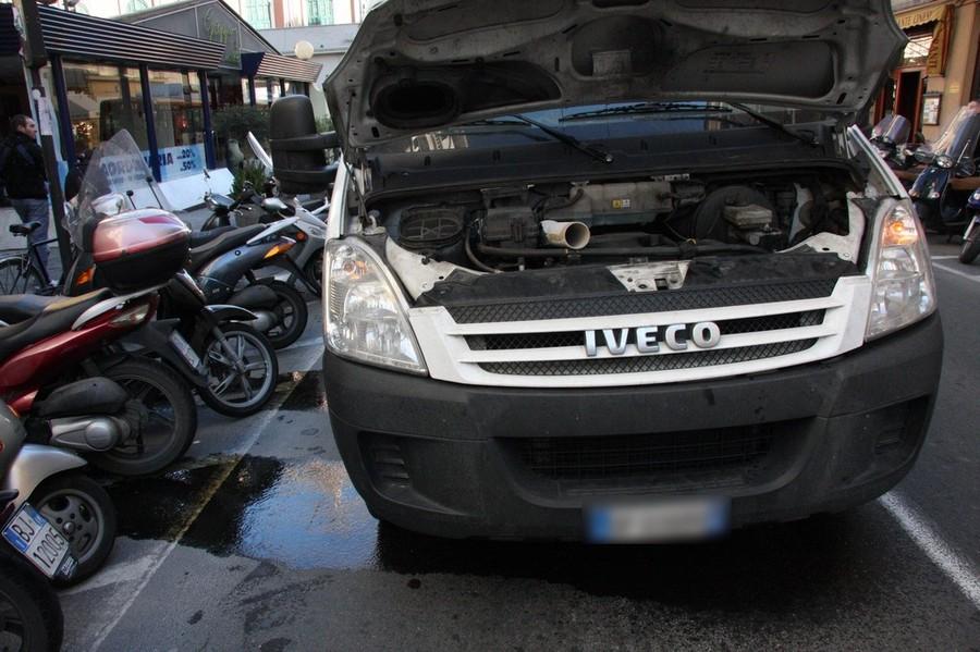 Carabinieri s’improvvisano meccanici